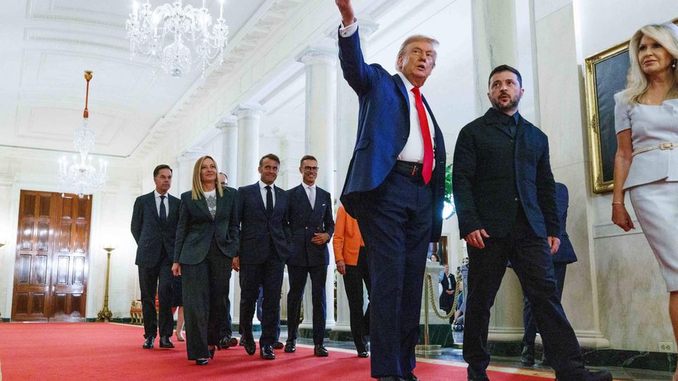 Große Gesten: Donald Trump mit seinen hochkarätigen Besuchern am Montag in Washington