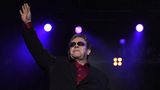 Sir Elton John winkt