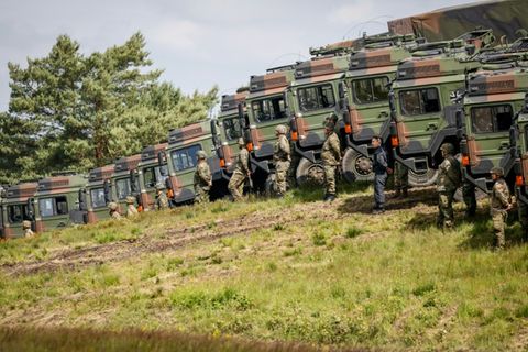 Bundeswehr-Soldaten vor Transport-Fahrzeugen