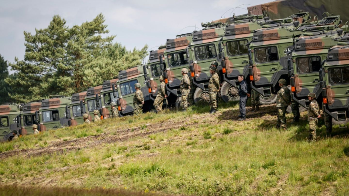 Bundeswehr-Soldaten vor Transport-Fahrzeugen