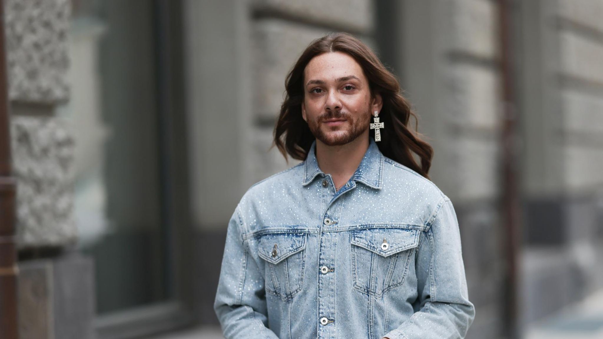 Riccardo Simonetti steht auf einer Straße