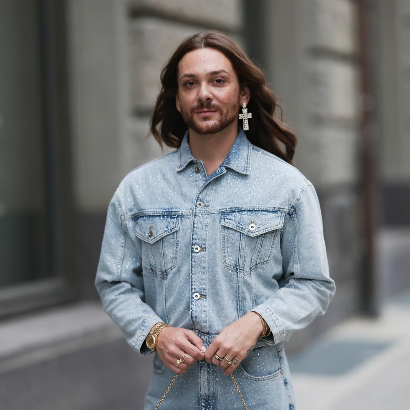 Riccardo Simonetti steht auf einer Straße