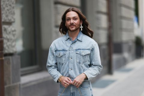 Riccardo Simonetti steht auf einer Straße