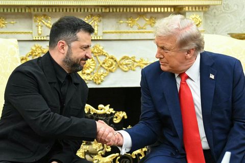 Der ukrainische Präsident Wolodymyr Selenskyj und US-Präsident Donald Trump geben sich während eines Treffens im Oval Office des Weißen Hauses in Washington die Hand