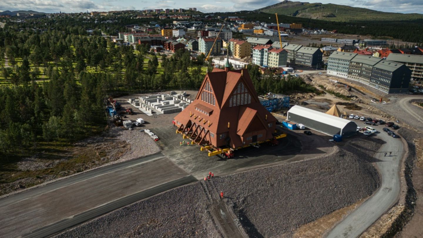 Die Kirche von Kiruna erreicht ihren neuen Standort
