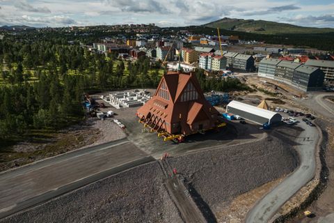 Die Kirche von Kiruna erreicht ihren neuen Standort