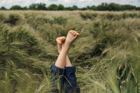 Glückliche Füße:  Barfußschuhe für Kinder: Was ist dran an dem Trend?