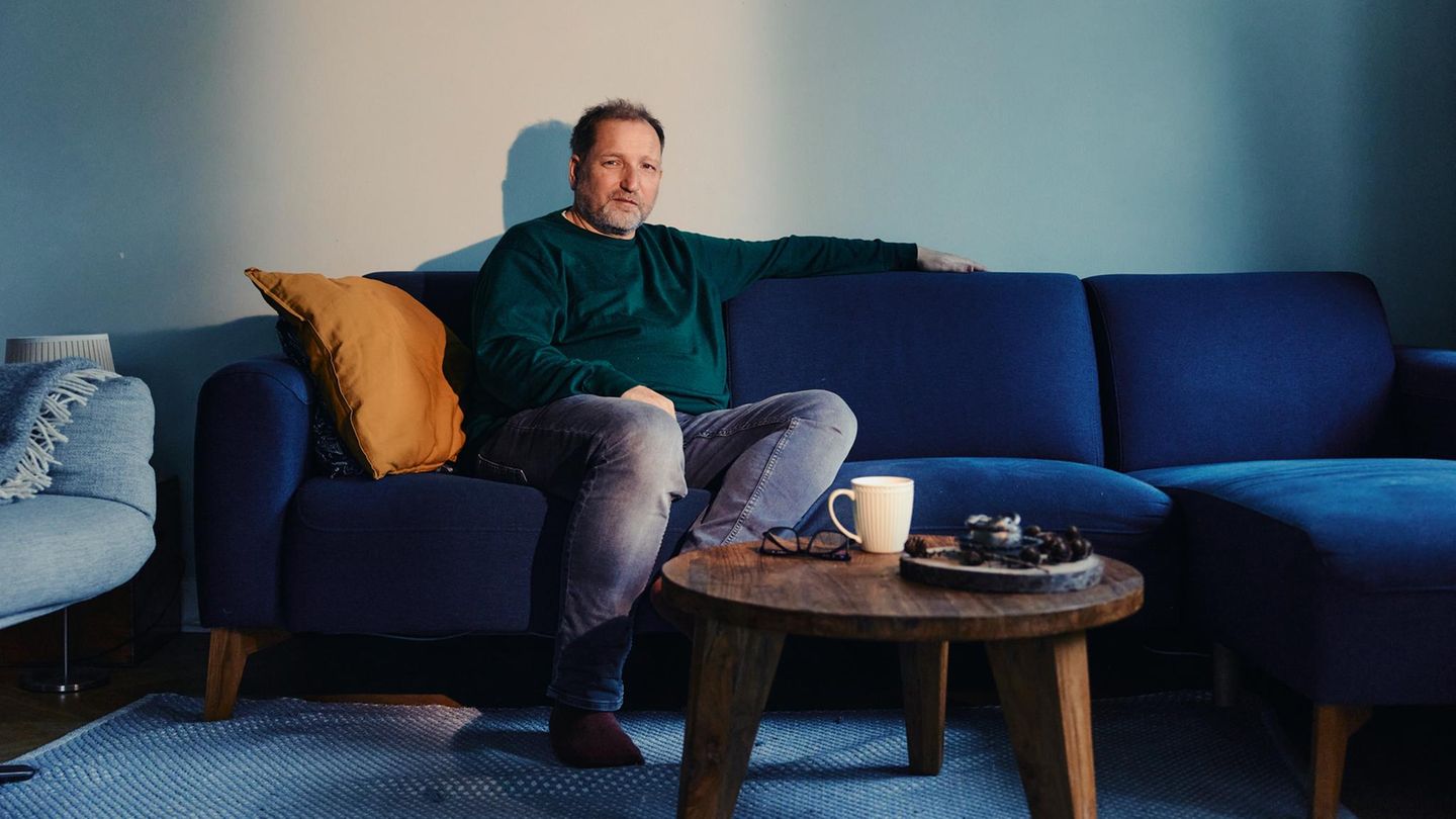 Ozempic: Journalist Stephan Bartels sitzt auf dem Sofa