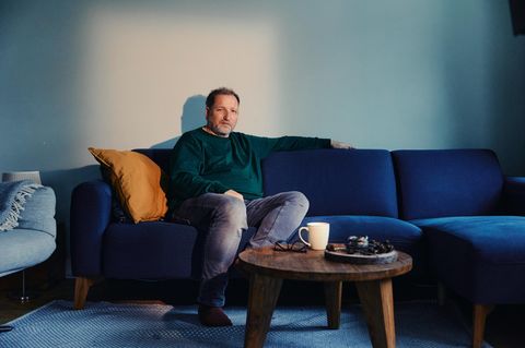 Ozempic: Journalist Stephan Bartels sitzt auf dem Sofa