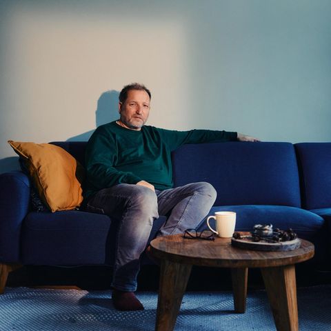Ozempic: Journalist Stephan Bartels sitzt auf dem Sofa