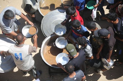 Kinder stehen in Gaza an, um an einer Ausgabestelle Essen zu bekommen