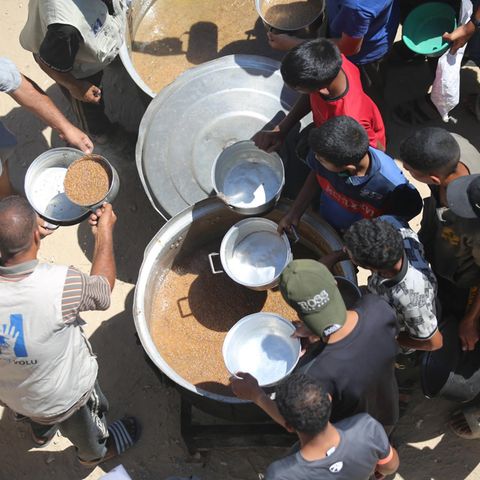 Kinder stehen in Gaza an, um an einer Ausgabestelle Essen zu bekommen
