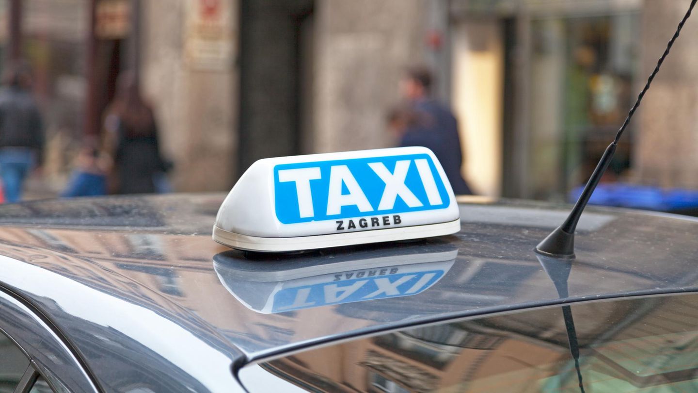 Das Leuchtschild auf dem Dach eines Taxis in Zagreb, Kroatien