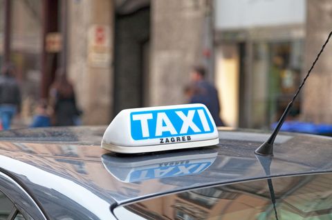 Das Leuchtschild auf dem Dach eines Taxis in Zagreb, Kroatien