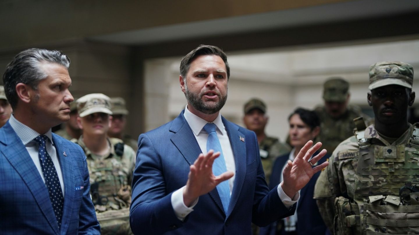 "Befreit Washington": US-Vizepräsident Vance bei Truppenvisite von Demo übertönt