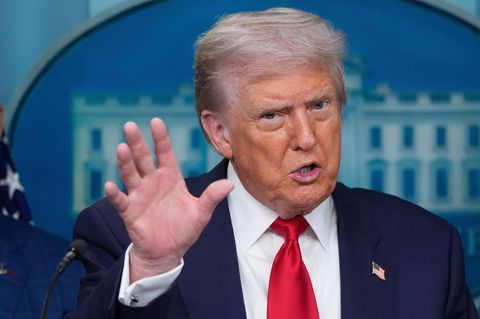 US-Präsident Donald Trump gestikuliert beim Reden mit der rechten Hand: Durch die Epstein-Akten ist er unter Druck
