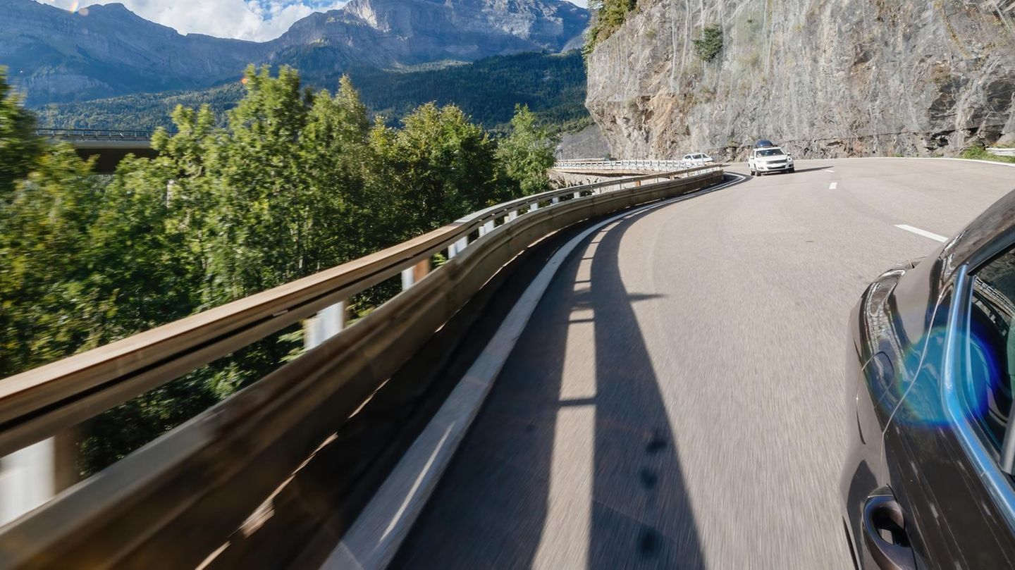 Auto auf einer Straße in den französischen Alpen