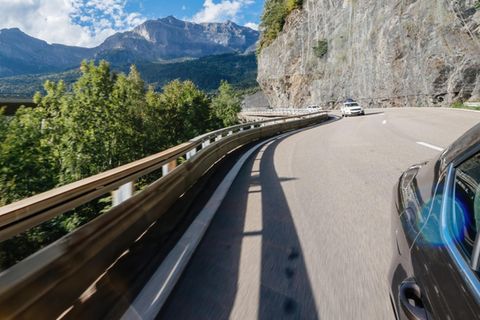 Auto auf einer Straße in den französischen Alpen