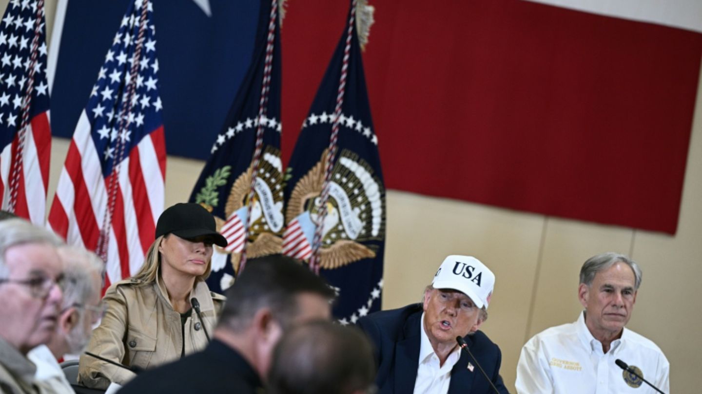 Melania und Donald Trump und der texanische Gouverneur Greg Abbott