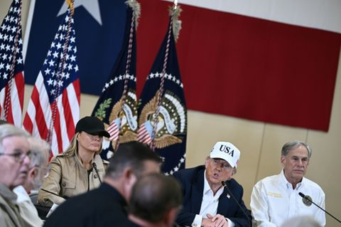 Melania und Donald Trump und der texanische Gouverneur Greg Abbott