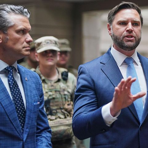 US-Vizepräsident J.D. Vance (M.) und Verteidigungsminister Pete Hegseth (l.) mit Nationalgardisten