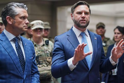 US-Vizepräsident J.D. Vance (M.) und Verteidigungsminister Pete Hegseth (l.) mit Nationalgardisten