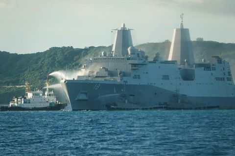 Löscharbeiten an der "USS New Orleans"