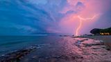 Adriaküste, Italien/Kroatien. Eine gigantische Unwetterzelle zieht über Norditalien und die kroatische Küste. In der Nacht zu Donnerstag kam es mancherorts zu heftigen Blitzeinschlägen im Sekundentakt, begleitet von orkanartigen Böen und Starkregen
