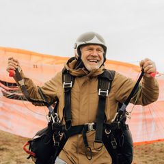 Ein Rentner startet mit einem Fallschirm