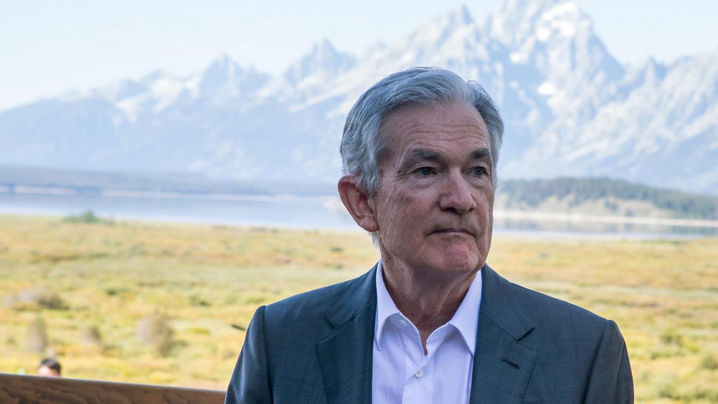 Fed-Chef Jerome Powell vor den Bergen in Jackson Hole in Wyoming Fed-Chef Jerome Powell vor den Bergen in Jackson Hole in Wyoming