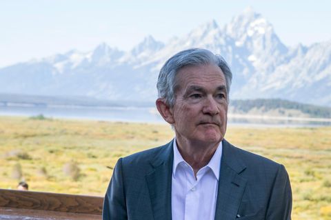 Fed-Chef Jerome Powell vor den Bergen in Jackson Hole in Wyoming