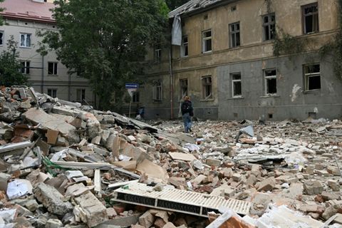Trümmer nach russischem Angriff in Lwiw