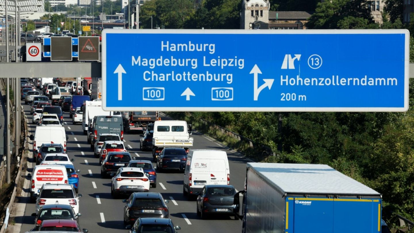 Stau auf der A100 in Berlin im Juli 2025