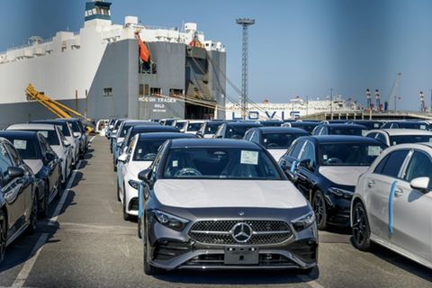 Neuwagen von Mercedes-Benz am Hafen von Bremerhaven