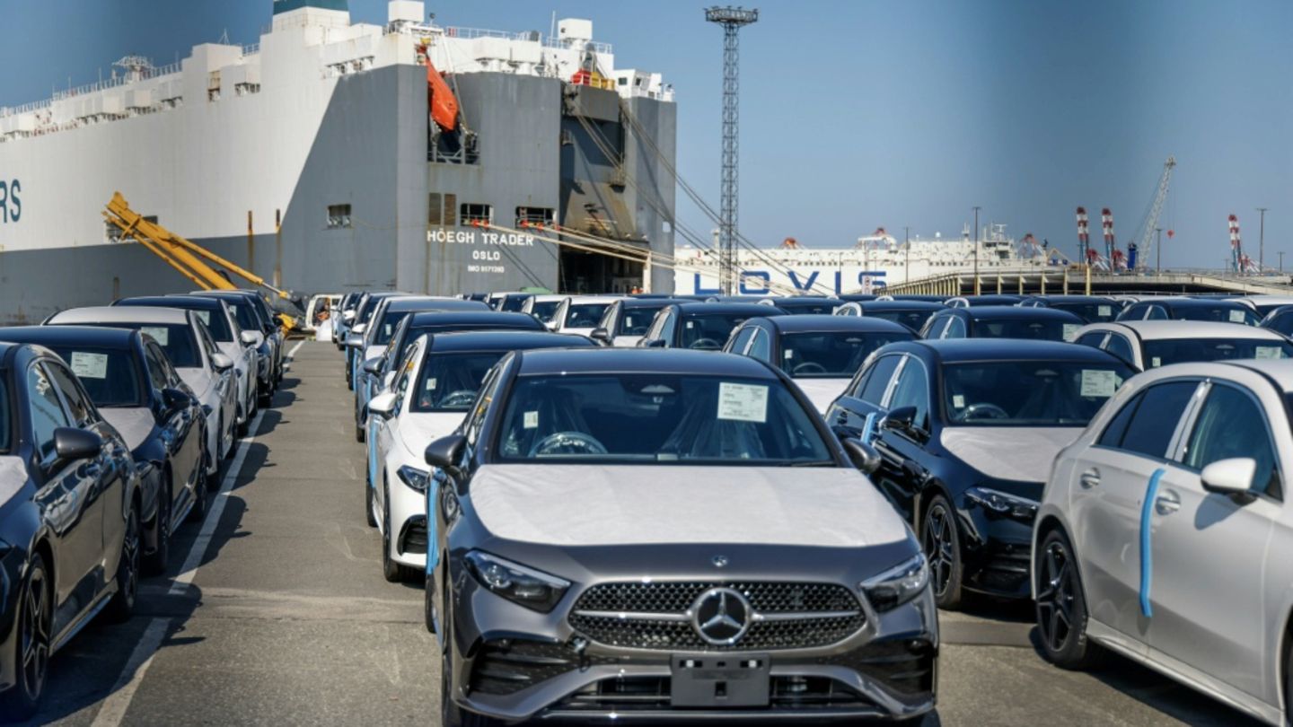 Neuwagen von Mercedes-Benz am Hafen von Bremerhaven