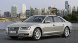 Modell Audi A8 W12 vor einer Skyline