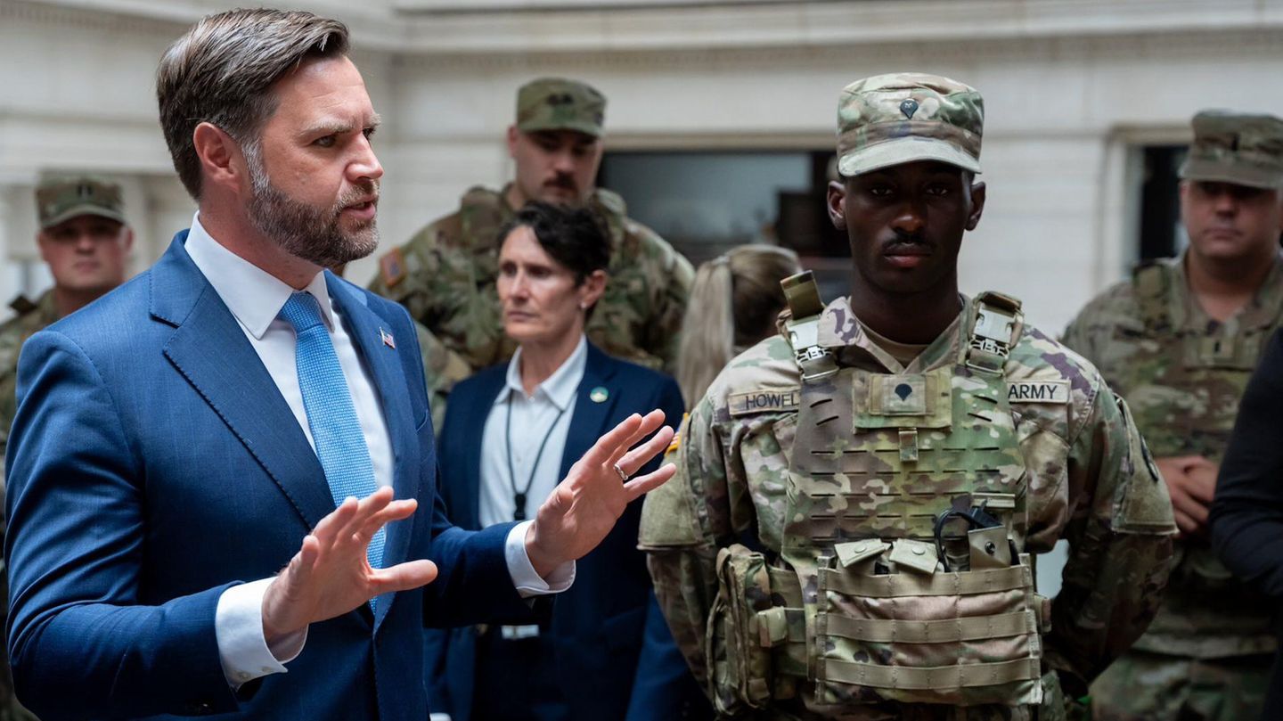 Trump ukazal pobarvati mejni zid s črno barvo