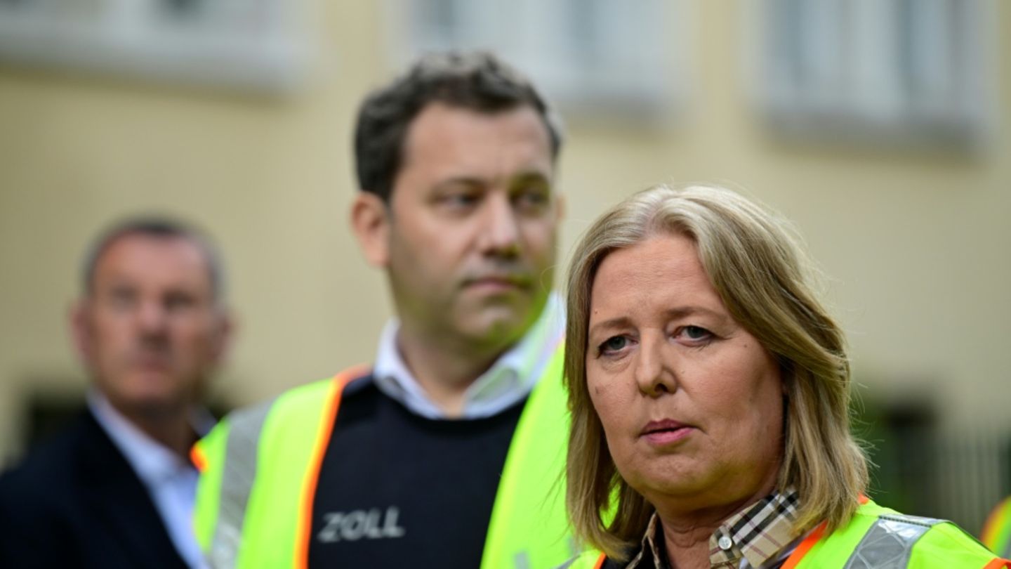 Ministerin Bas