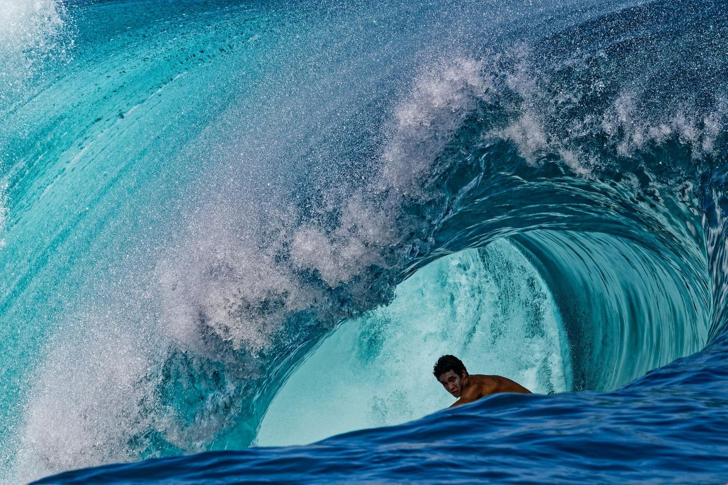 Surfer in brechender Welle