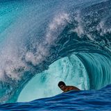 Surfer in brechender Welle