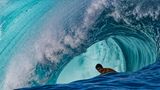 Surfer in brechender Welle