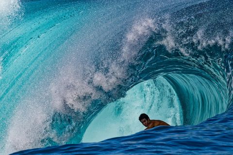 Surfer in brechender Welle