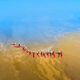 Eine Reihe von Menschen steht mit roten Netzen am Strand