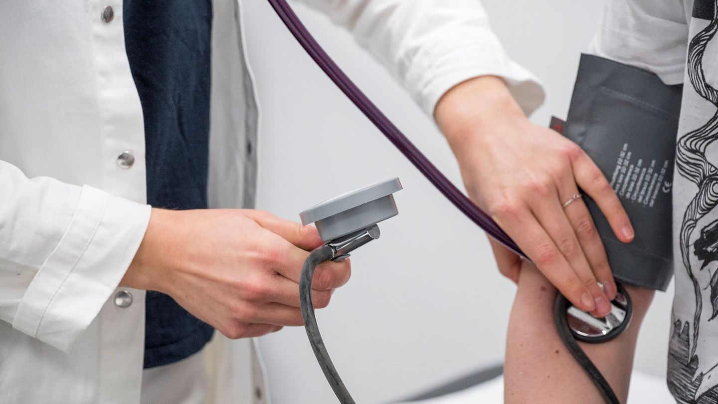 Doctor patient contacts: Width front for a practice fee