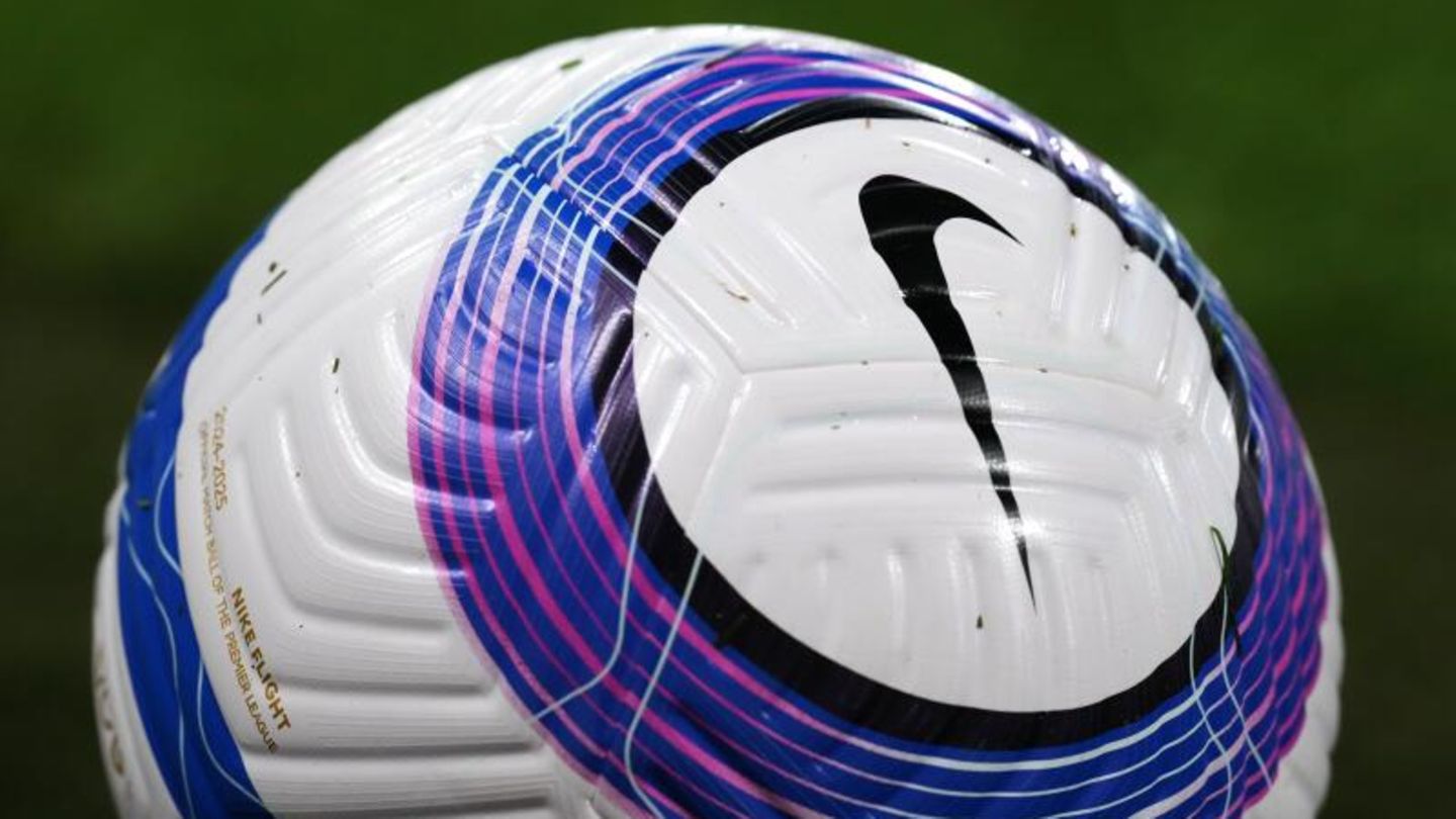 Brazil: Eight years old football talent signs at Nike