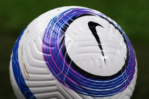 Das Nike-Symbol auf einem Fußball