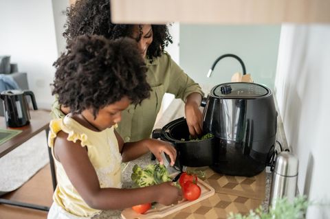 Ninja Zubehör: Mutter und Tochter bereiten zusammen Essen vor.