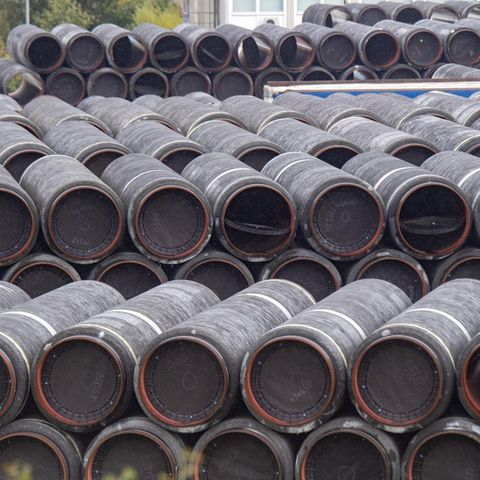 Nicht verbaute Rohre für die Ostsee-Gaspipeline Nord Stream 2 werden auf dem Gelände des Hafens Mukran gelagert