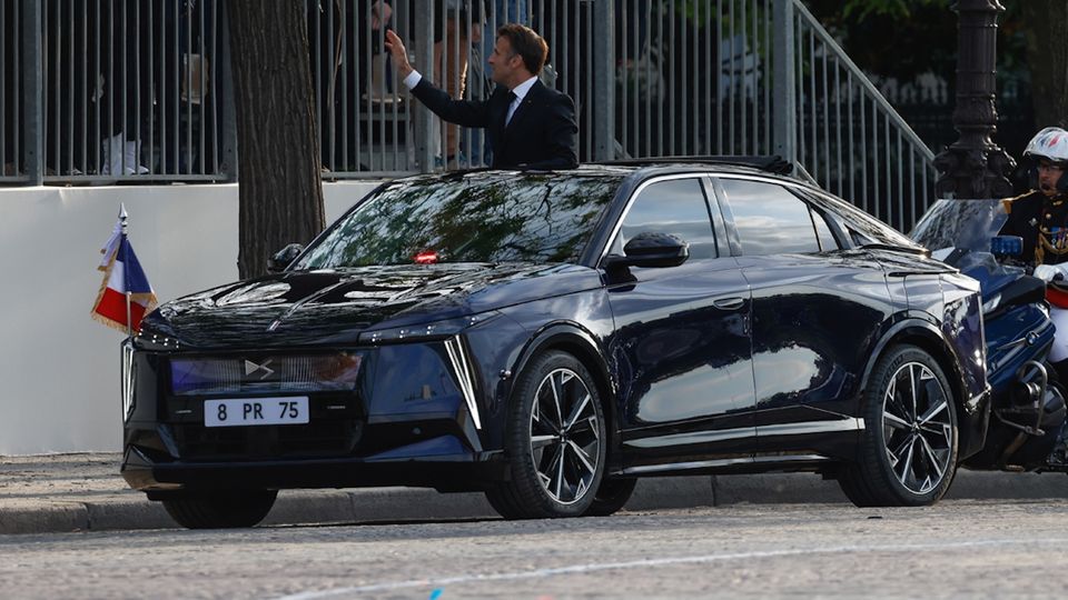 The heads of government cars: Emmanuel Macron welcomes citizens out of his black limousine