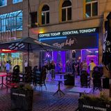 Beinahe schon ein Klassiker des Nightlifes. 43 Clubs und 488 Bars (mit Viersternebewertung). Das Bier kostet durchschnittlich 2,40 Euro, Cocktails 7 Euro (im Bild die Top-up-Bar)